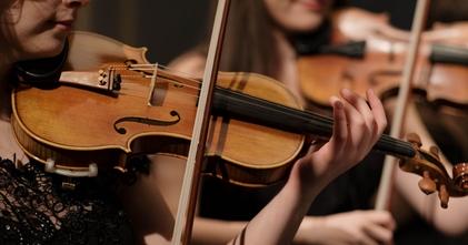 Casting homens e mulheres que saibam tocar violino ou violoncelo para projeto publicitário