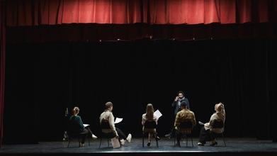 Precisa-se assistente de sala para teatro 