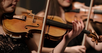 Casting homens e mulheres que saibam tocar violino ou violoncelo para projeto publicitário