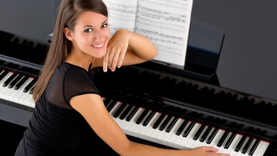 Casting homens e mulheres que saibam tocar piano